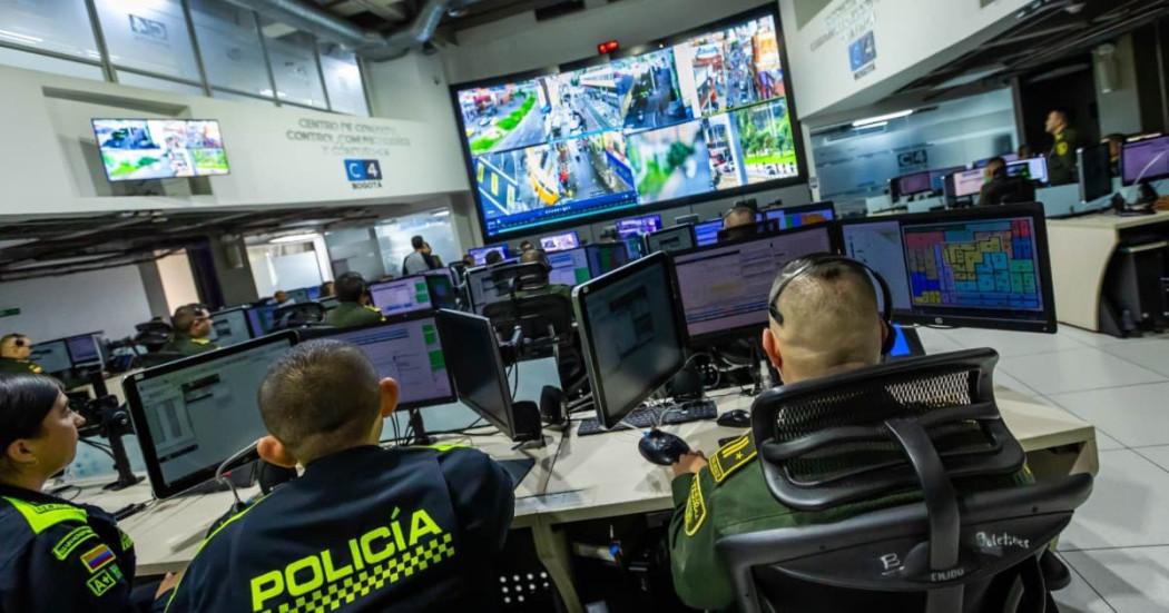 Policías revisando las pantallas del C4