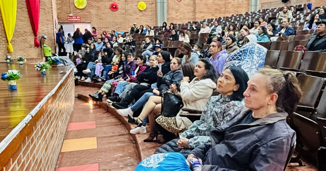 Foto de un grupo de mujeres en una charla 