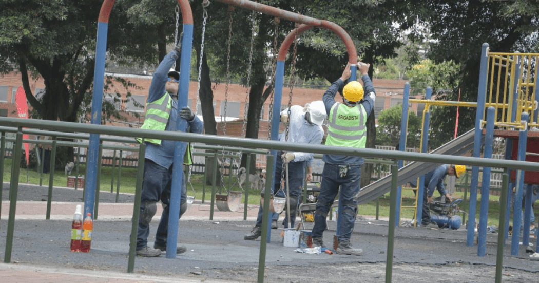 Foto de unas personas pintand un parque