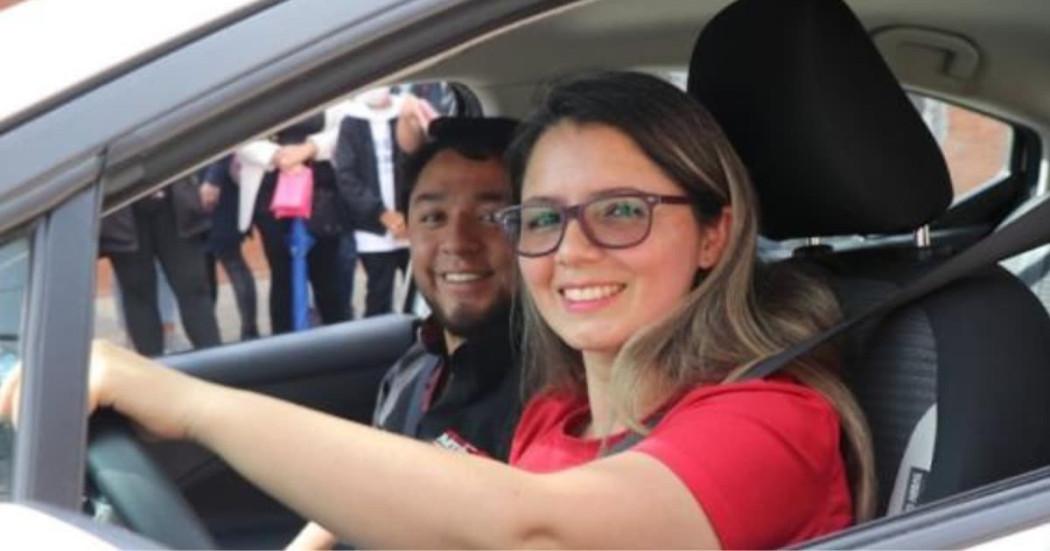 Un mujer, junto a un hombre, en un vehículo en Bogotá.