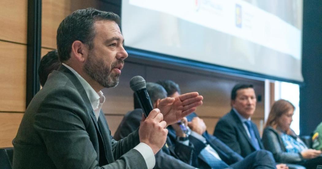 Foto del alcalde Carlos Fernando Galán durante su participación en el foro 'Garantías Electorales'.