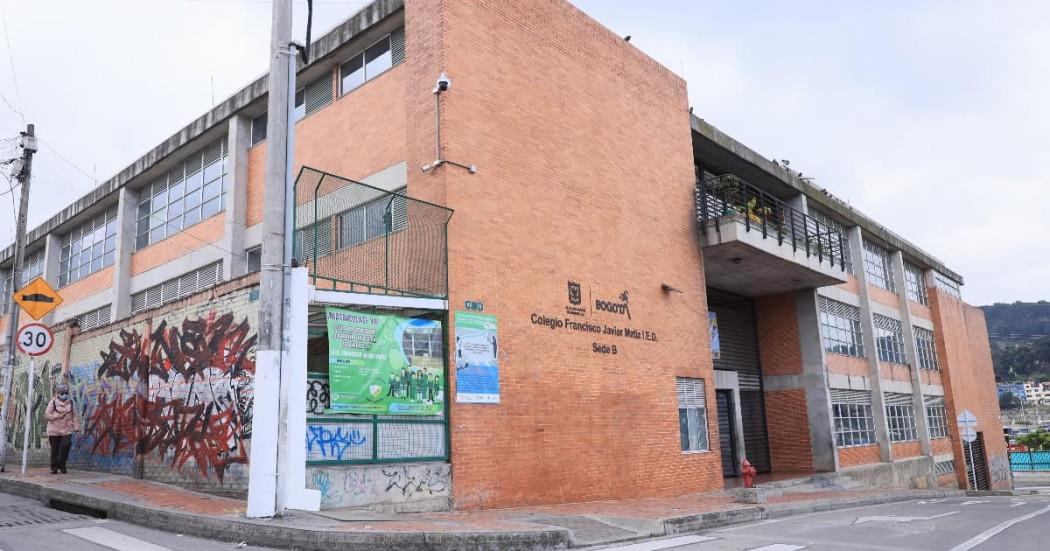 Foto de una cámara de seguridad a las afueras de colegio.