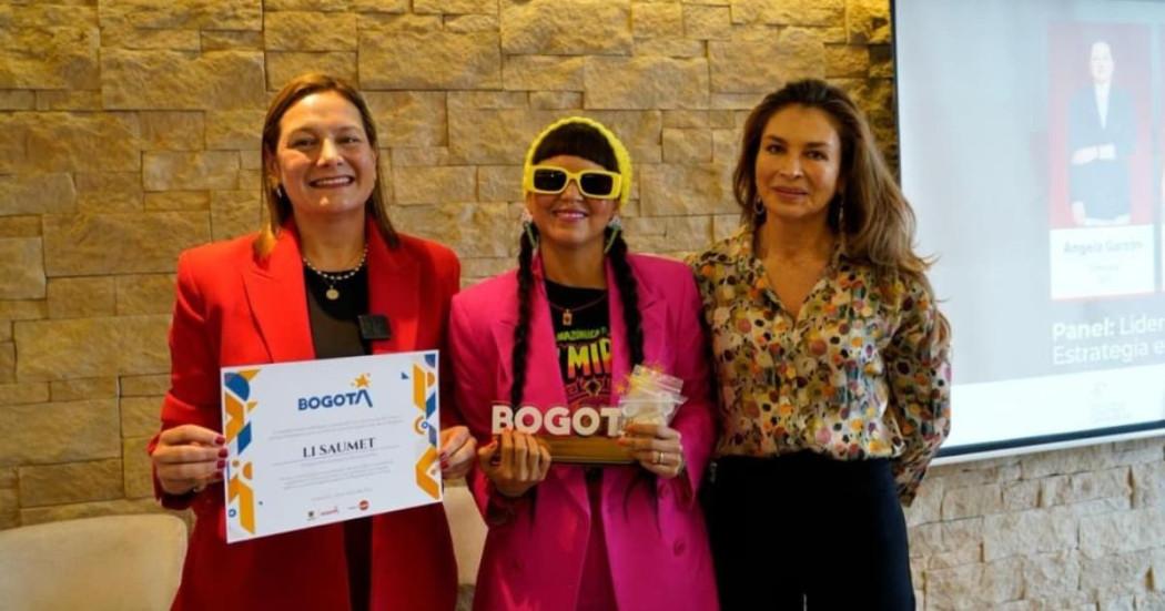 Foto del reconocimiento a Li Saumet de Bomba Estéreo como embajadora cultural en Bogotá.
