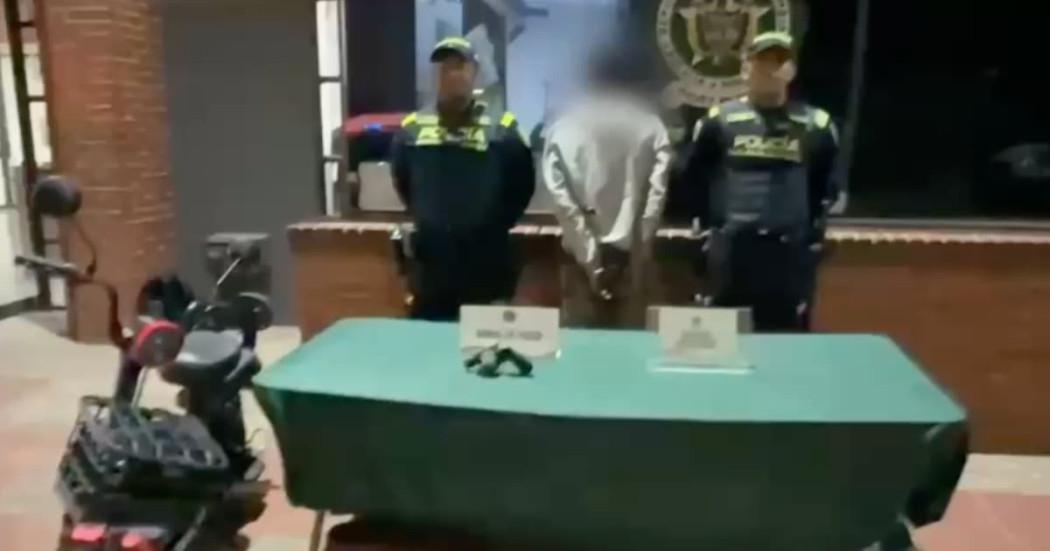 Foto del hombre capturado y la bicicleta eléctrica recuperada en Bosa, al sur de Bogotá.