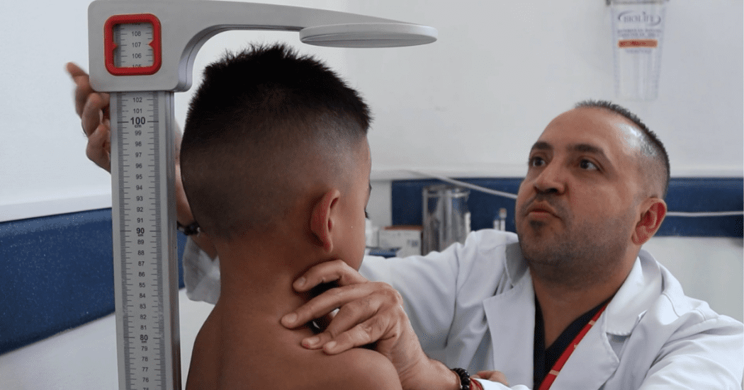 Foto de un doctor con un niño