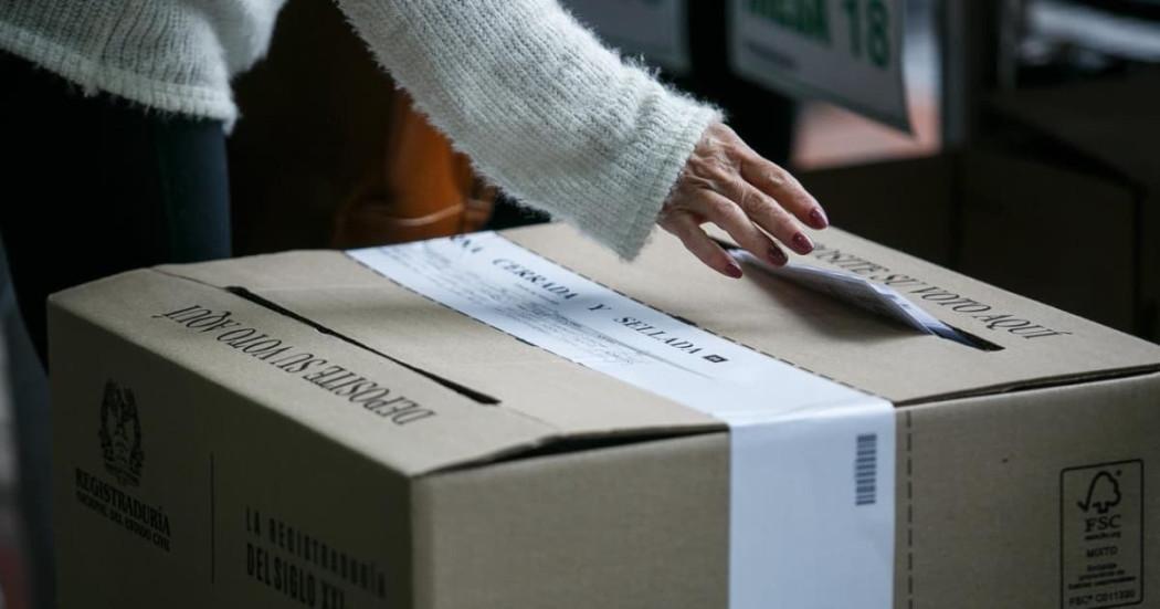 Foto de una urna en un puesto de votación. 