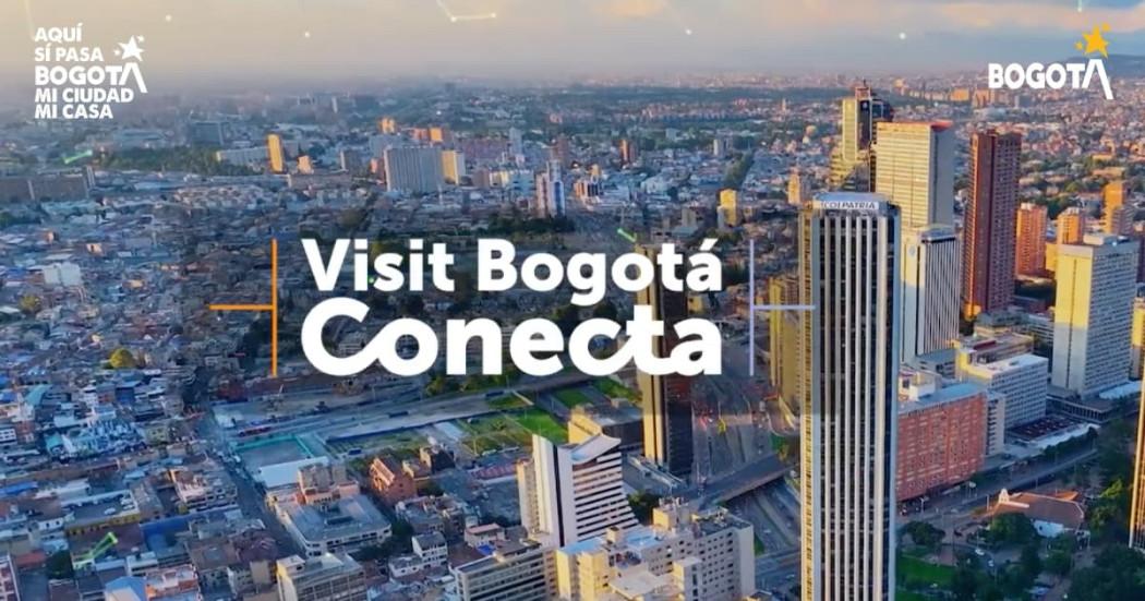 Foto de panorámica de la capital de Colombia e imagen del logo de Visit Bogotá Conecta.