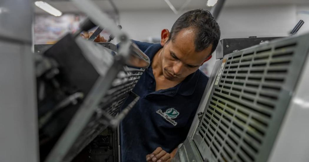 Foto de un trabajador de una de las empresas beneficiarias del programa Activa tu Negocio con ‘Cupón Bogotá’.