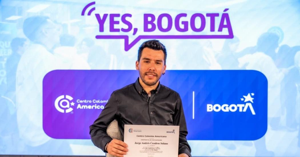 Foto de un joven con su diploma de graduación del programa 'Yes, Bogotá'