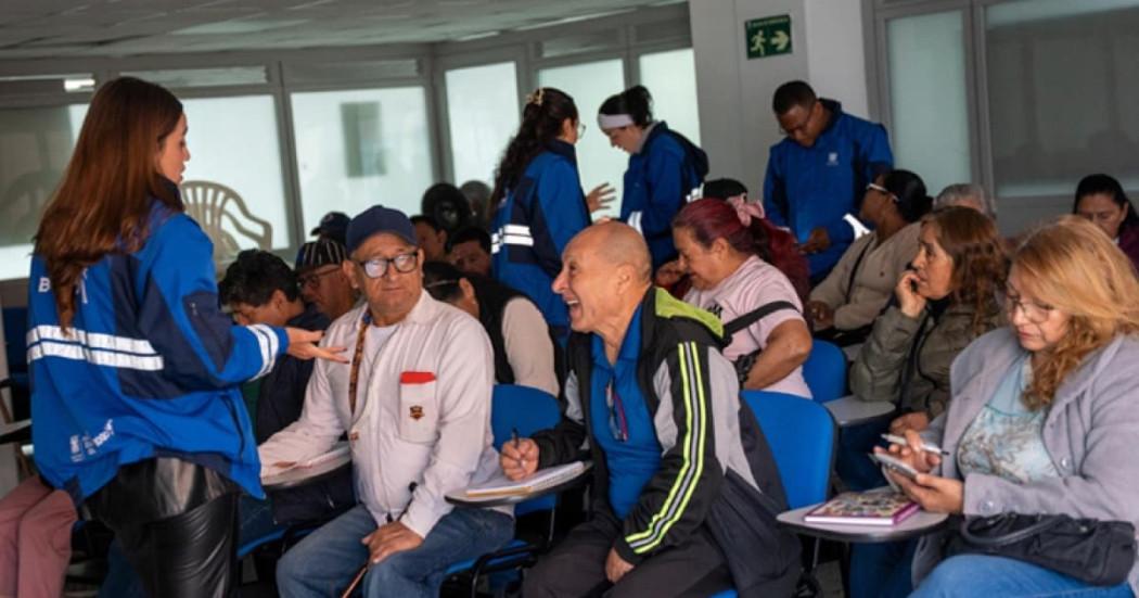 Foto de vendedores y vendedoras informales en procesos de formación con los cursos gratis del IPES.