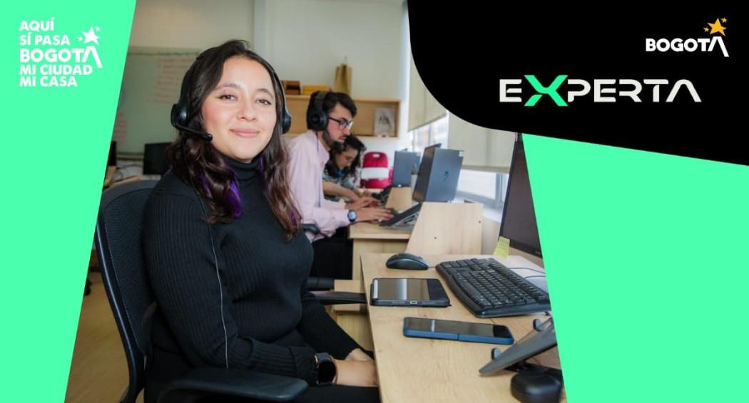 Foto de una mujer durante un curso virtual gratis en Bogotá.