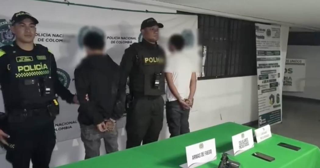 Foto de los dos hombres capturados tras persecución de la Policía de Bogotá en Barrios Unidos.