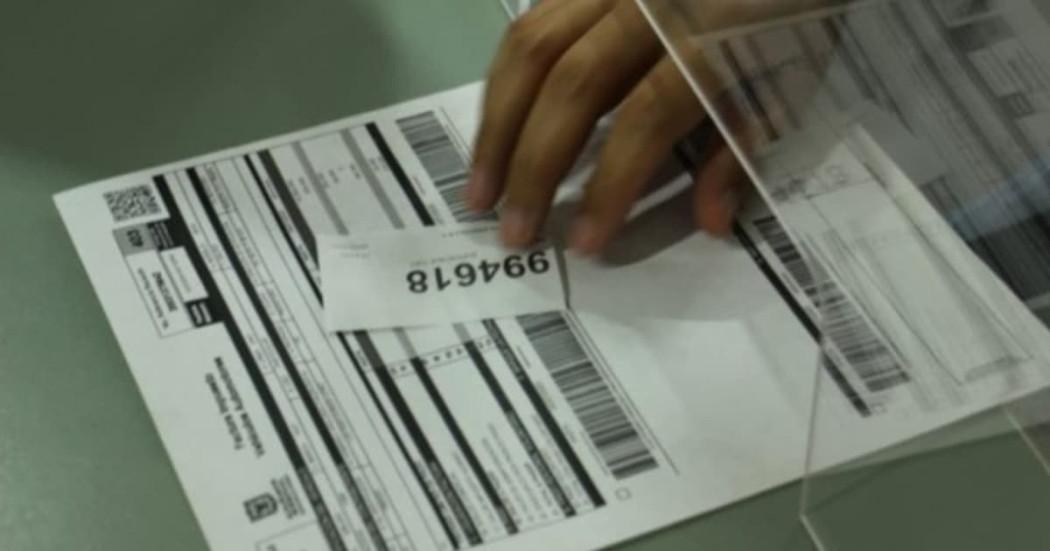 Foto de una factura de impuesto en Bogotá.