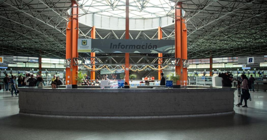 Foto de un funcionario ayudando a un ciudadano