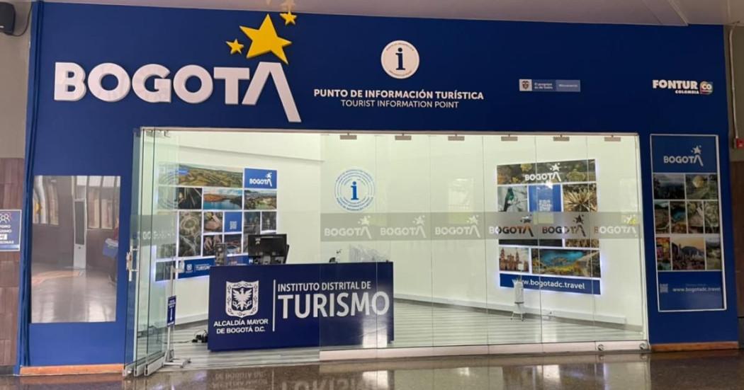 Foto de uno de los Puntos de Información Turística en Bogotá.