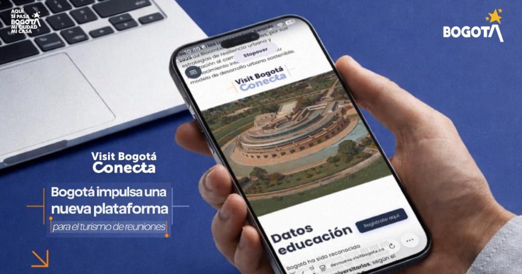 Foto de un celular y computador proyectando la imagen de 'Visit Bogotá Conecta', la nueva plataforma digital de turismo y eventos.