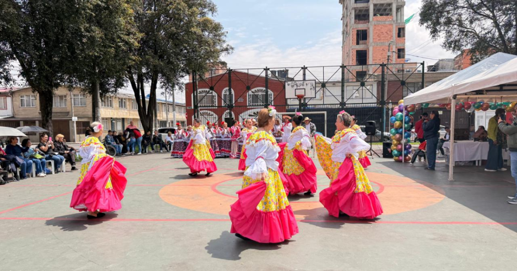 Foto de unas personas bailando en la calle 