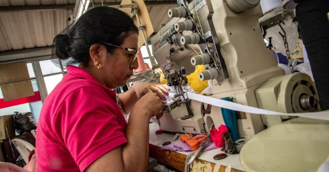 Foto de una mujer realizando labores de una empresa en Bogotá.