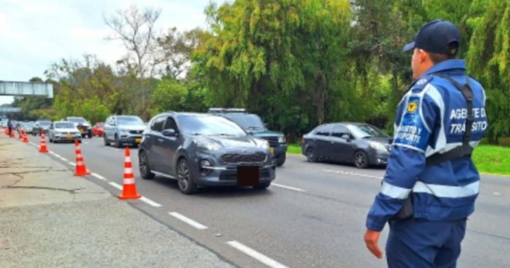 Foto de Agentes Civiles de Tránsito de Bogotá realizando acciones de control de tránsito y movilidad.