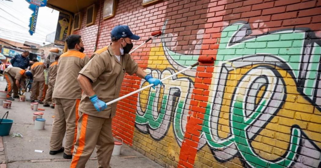 Foto de privados de la libertad durante la jornada de embellecimiento de fachadas de las 18 Plazas Distritales de Mercado en Bogotá.