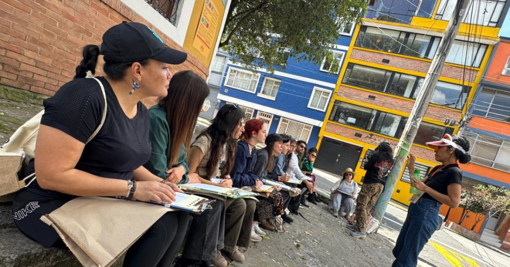 Foto de u grupo de personas en un recorrido por la Macarena 