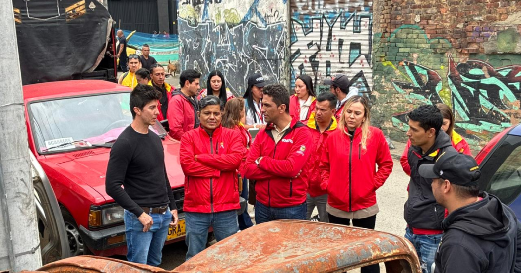 Foto de funcionarios del Distito en jornada de embellecimiento 