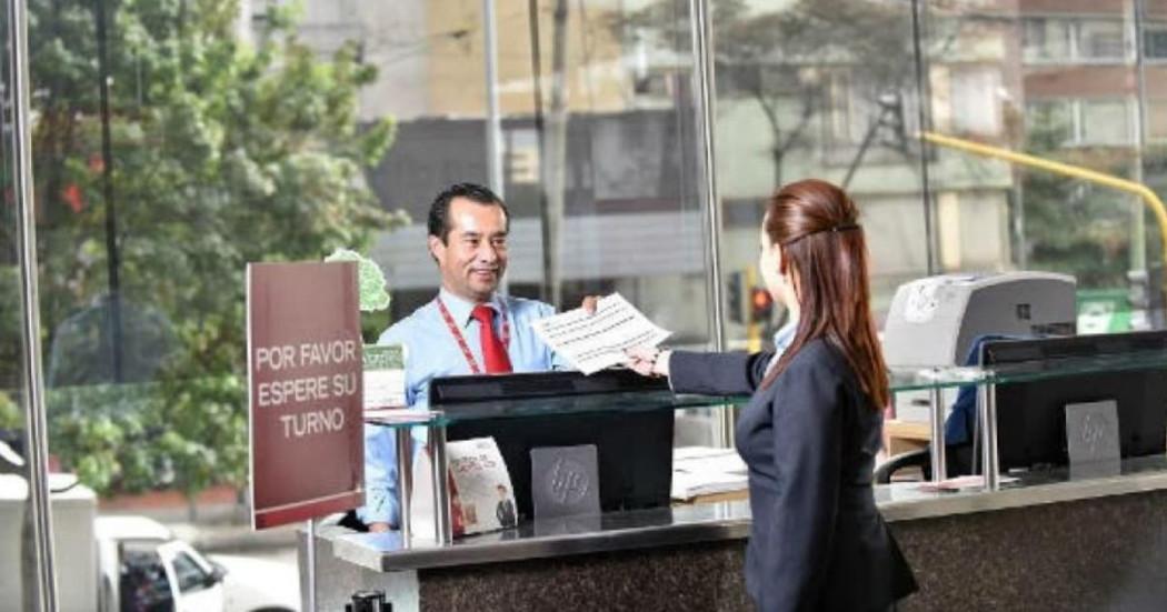 Foto de un hombre y una mujer en un punto de atención al ciudadano de la Cámara de Comercio de Bogotá.