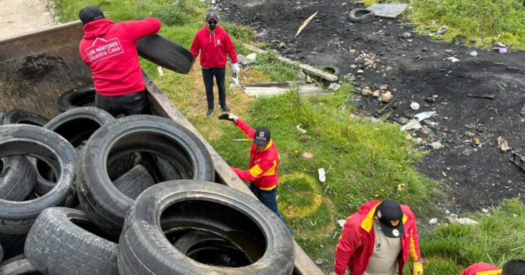 Foto de la jornada de recolección de llantas en el centro de Bogotá.
