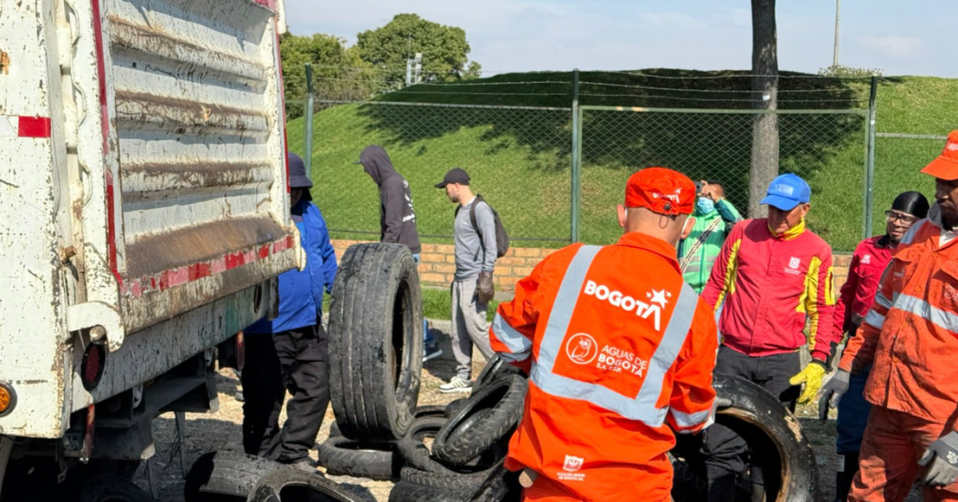 Foto de funcionarios del Distito en jornada de embellecimiento 
