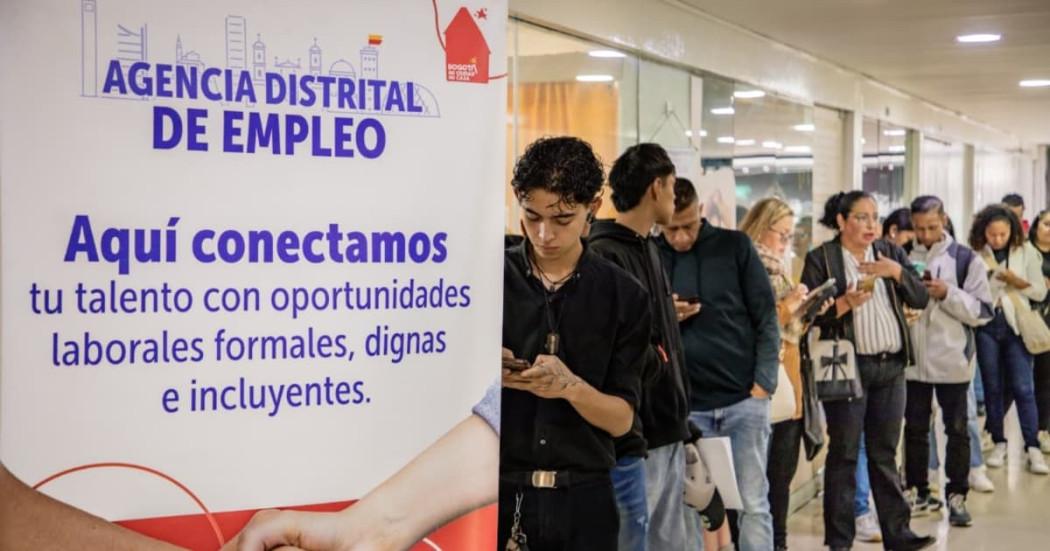Foto de bogotanos y bogotanas accediendo a servicios de la Agencia Distrital de Empleo.