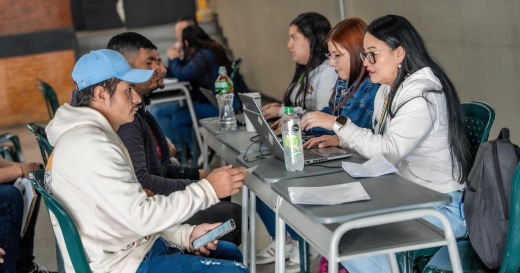 Foto de bogotanos y bogotanas accediendo a la sede de la Agencia Distrital de Empleo en Bogotá.