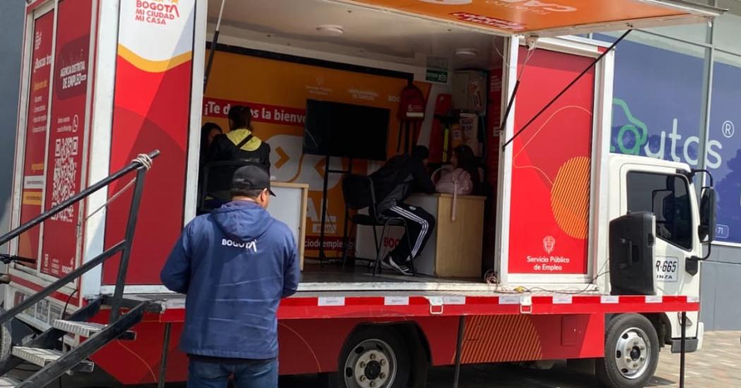 Foto de bogotanos y bogotanas accediendo a servicios de la Unidad Móvil de la Agencia Distrital de Empleo.
