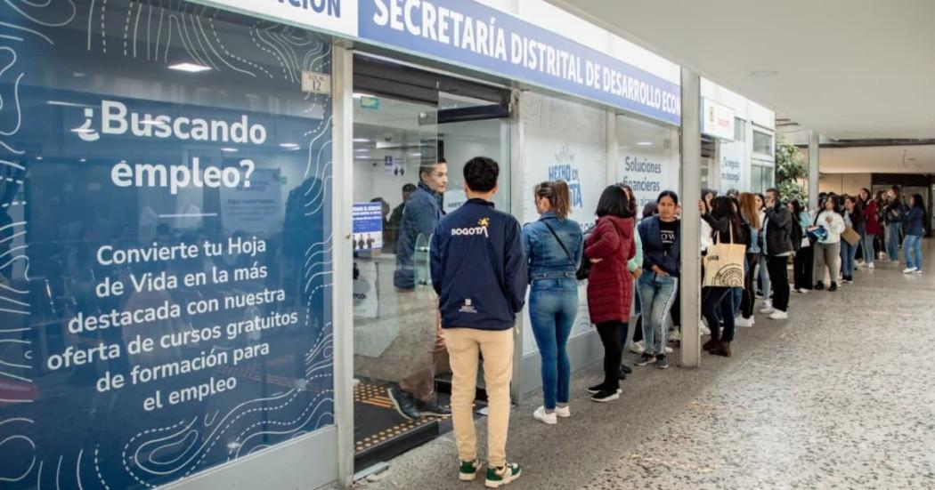 Foto de bogotanos y bogotanas accediendo a servicios de la Agencia Distrital de Empleo.
