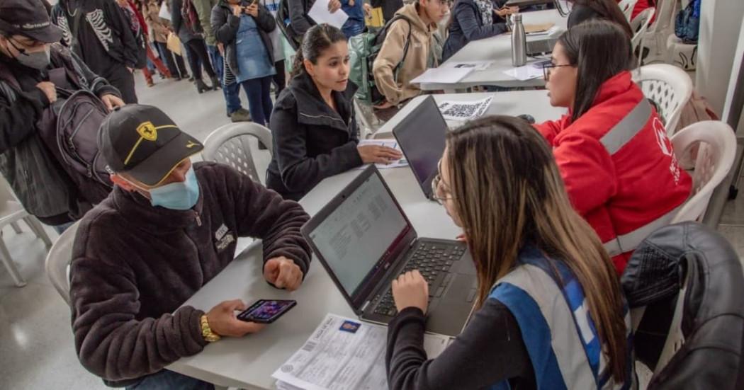 Foto de bogotanos y bogotanas accediendo a la sede de la Agencia Distrital de Empleo en Bogotá.