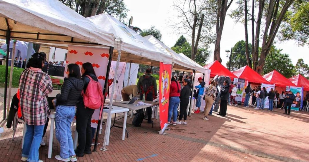 Foto de bogotanos y bogotanas durante una feria de empleo.