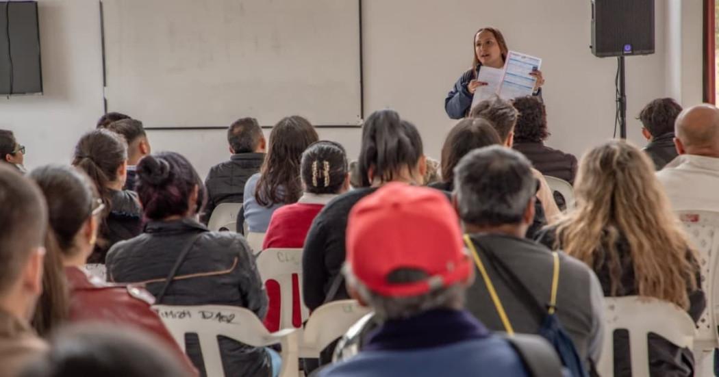 Foto de bogotanos y bogotanas accediendo a la sede de la Agencia Distrital de Empleo en Bogotá.