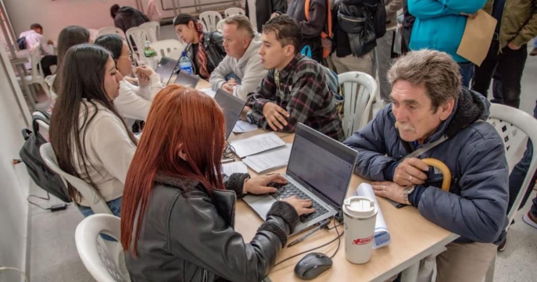 Foto de bogotanos y bogotanas accediendo a servicios de la Agencia Distrital de Empleo.