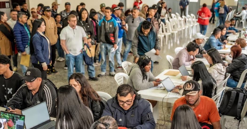Foto de bogotanos y bogotanas accediendo a servicios de la Agencia Distrital de Empleo.