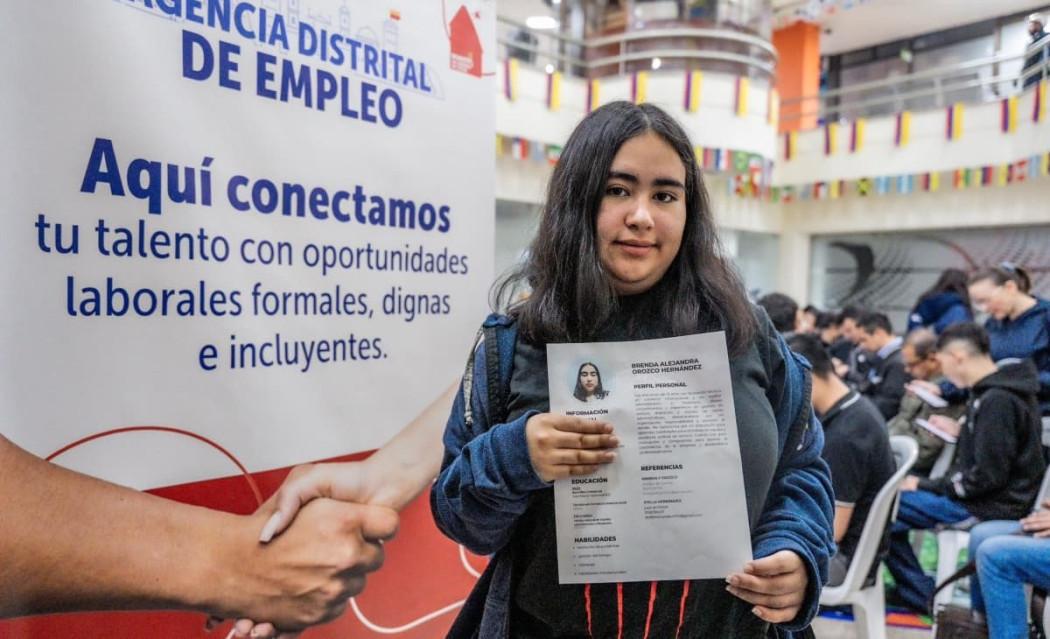 Foto de una bogotana accediendo a servios de la Agencia Distrital de Empleo.
