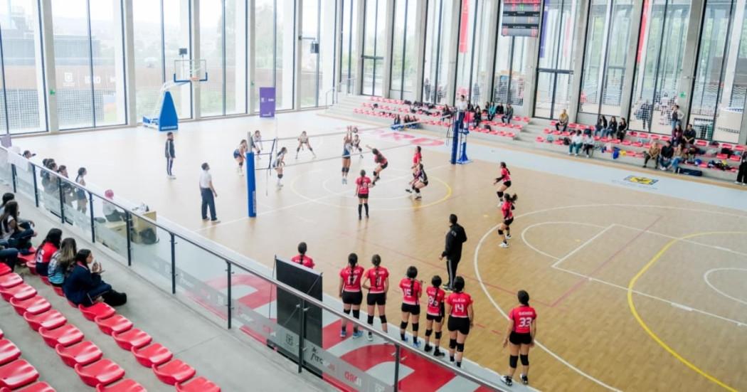 mujeres jugando voleibol 