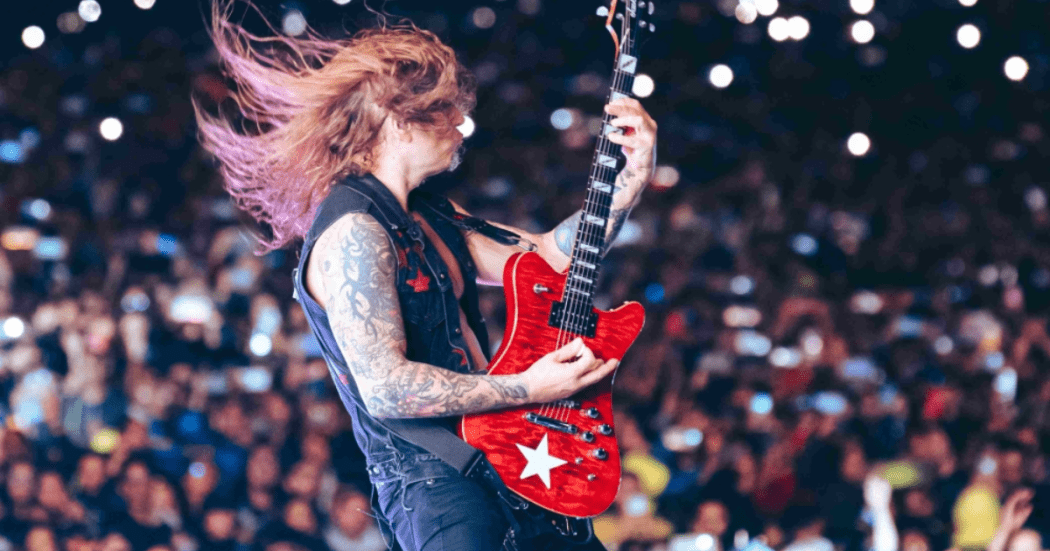 Imagen de una banda de rock en el escenario de Rock al Parque.