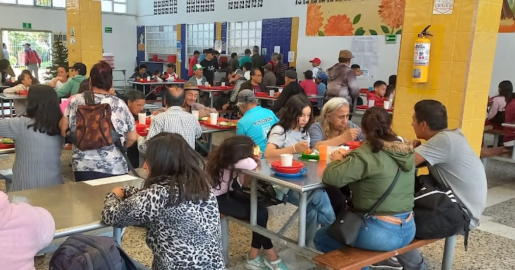 Imagen de un comedor comunitario con gente comiendo