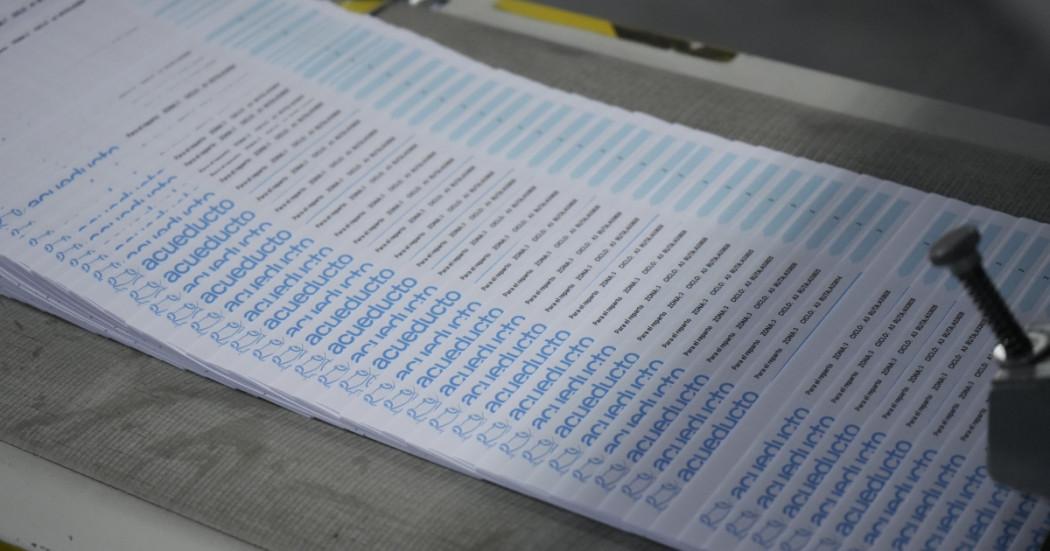 Foto que muestra facturas del Acueducto de Bogotá 