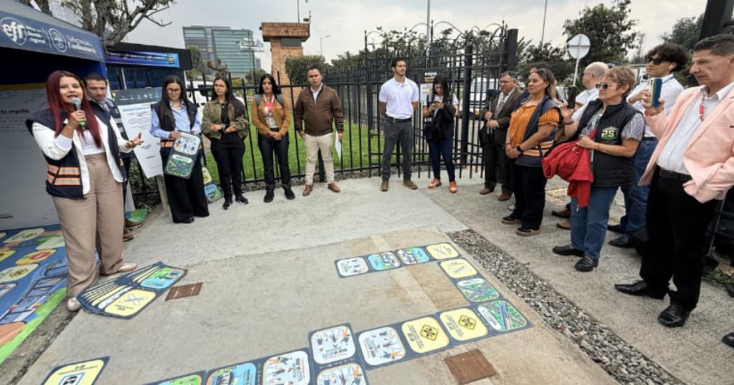 Personas en grupo realizando un ejercicio pedagógico