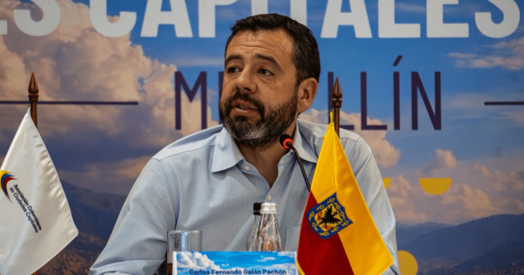 Imagen del alcalde Galán hablando de Asocapitales