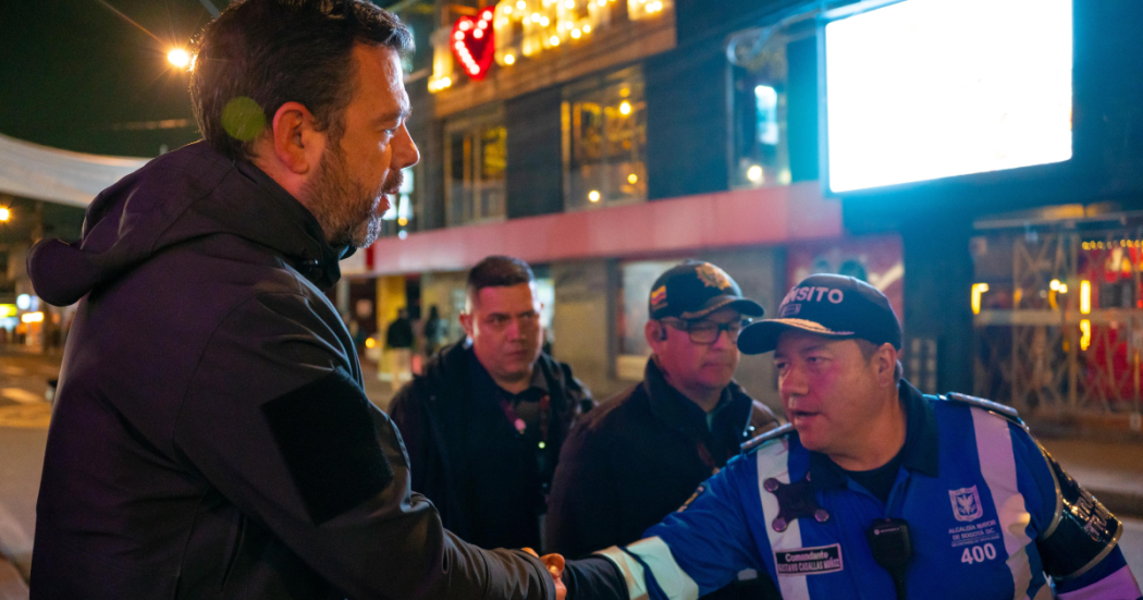 Imagen del alcalde Galán dándole al mano a un agente de tránsito