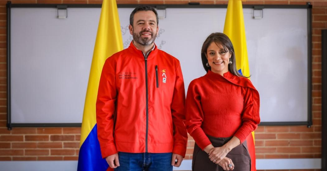 Foto que muestra al alcalde Carlos Fernando Galán y la nueva secretaria de Educación Julia Rubiano