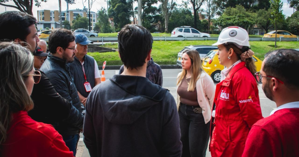 Imagen de varios funcionarios en la calle hablando