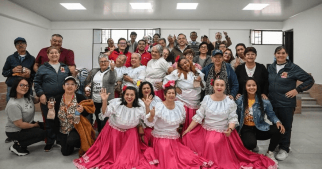 Foto de un grupo de ciudadanos en el nuevo salón comunal en Ciudad Bolívar 