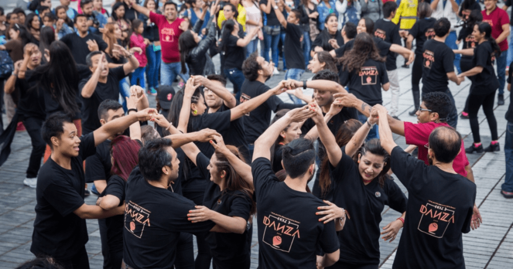Imagen de varias personas participando en una actividad cultural.